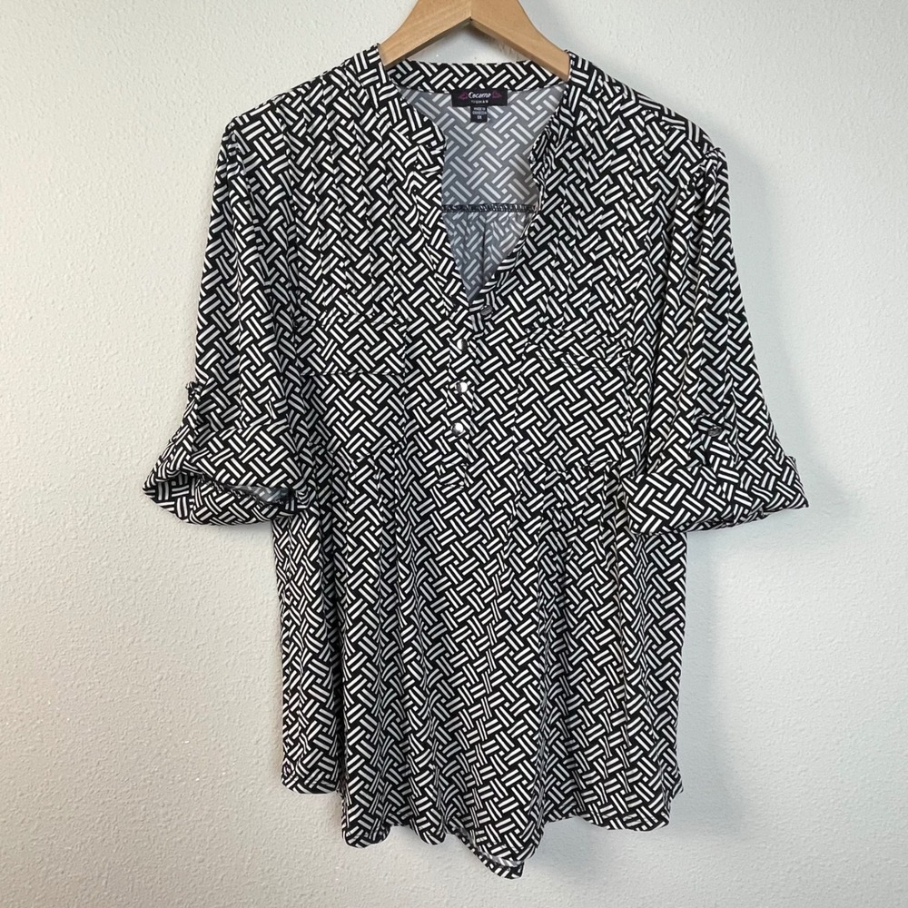 Cocomo Woman 1X Black White Geometric Print V-Neck Long Sleeve Tunic Top